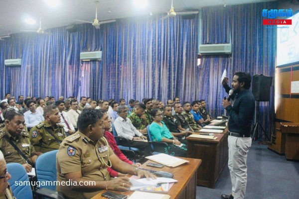 அம்பாறையில் தபால் மூல வாக்கு சான்றிதழ் தொடர்பில் அலுவலர்களுக்கு செயலமர்வு..! 